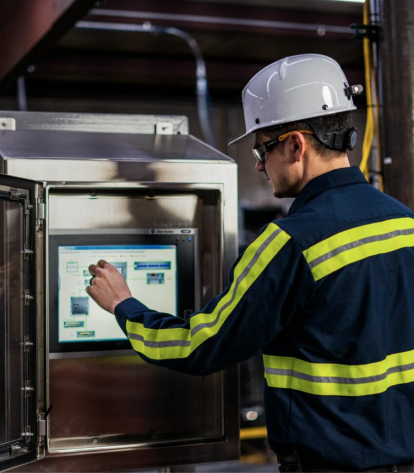 Fenner Dunlop engineer during conveyor belt monitoring training session