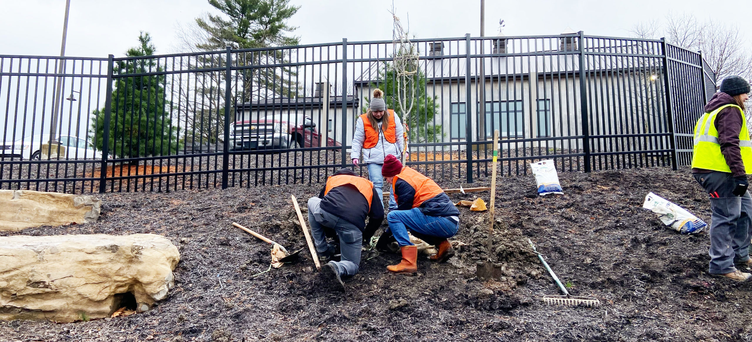 Fenner Dunlop planta árboles en los Jardines Botánicos de Pittsburgh